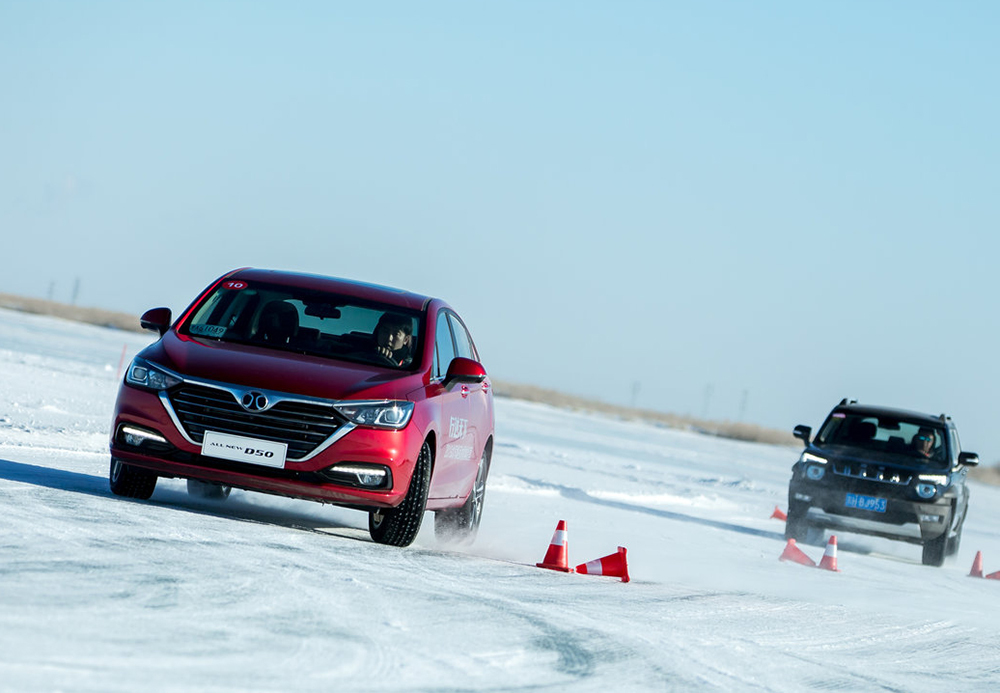 冰雪赛道刷圈速，SUV和轿车谁更强？试驾北汽全系核心车型