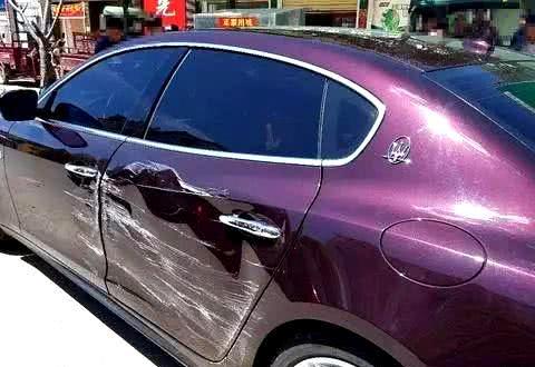 车在路边停放无故被撞，先叫保险还是先报警？搞错顺序一分钱不赔