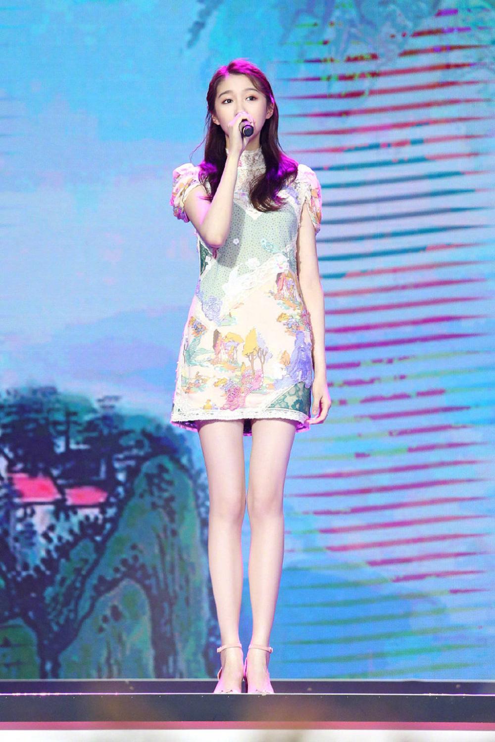 关晓彤大美腿照片