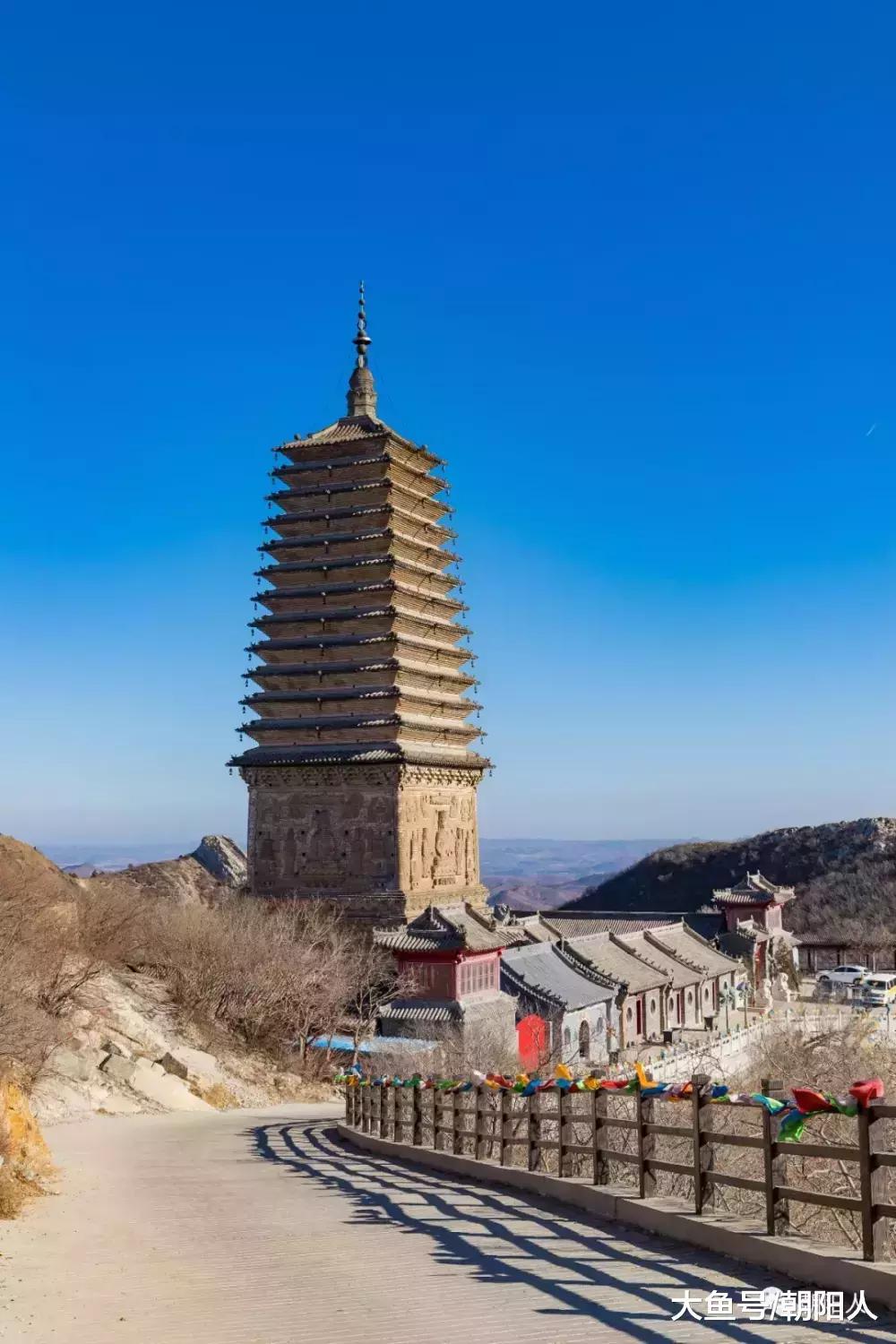 朝阳古塔掠影:凤凰山云接寺塔