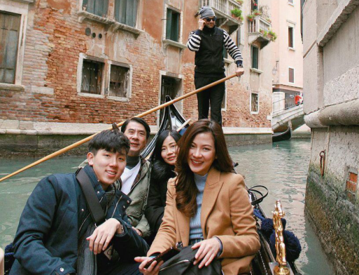 泰星Baifern带家人游欧洲,网友夸赞一家子都是高颜值!