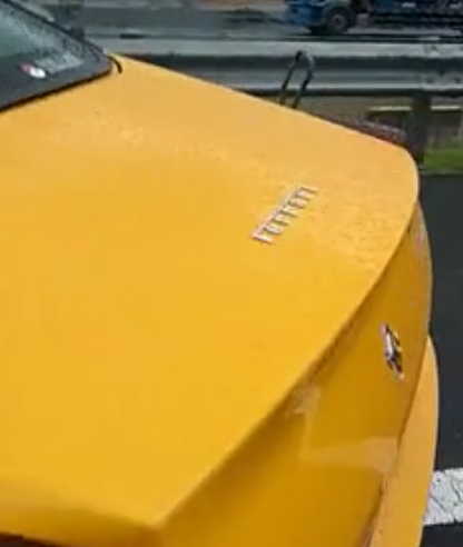 510万法拉利高速撞车,左前轮断轴,490马力,全车“皮卡丘版画”