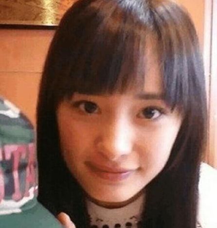 杨幂中学时期旧照曝光，整没整容一目了然！最后一张舌头放哪呢？