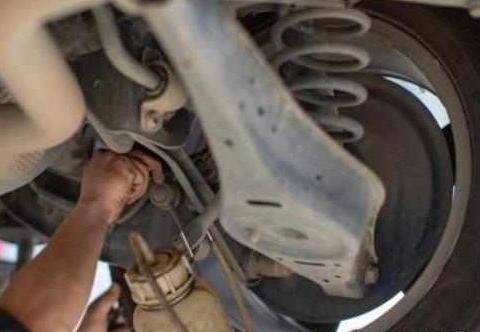 汽车保养只需要换机油？不可能，还有4个部件不换等于“零”！