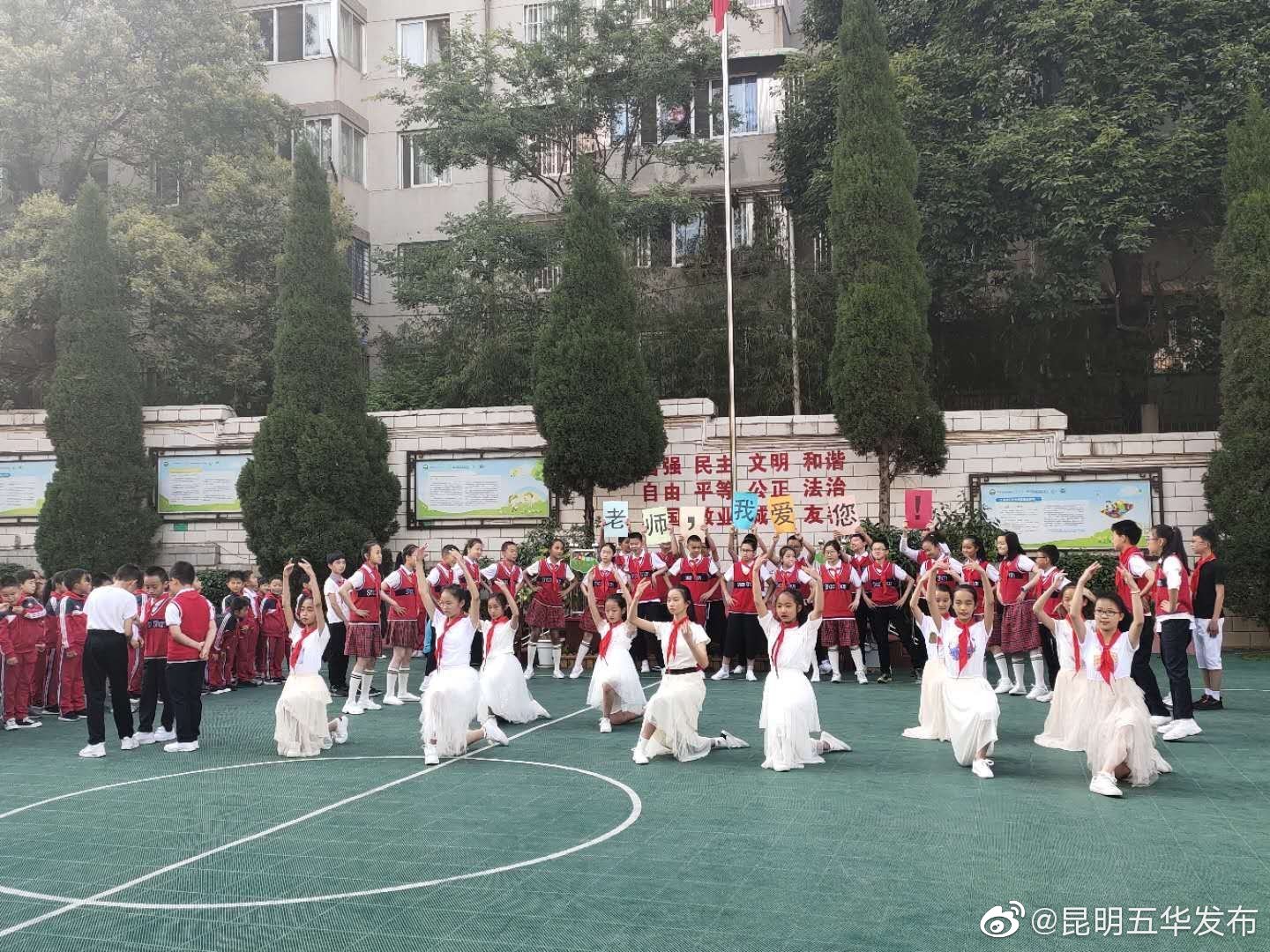 今天,五华区韶山小学举行升旗仪式"给老师的歌"