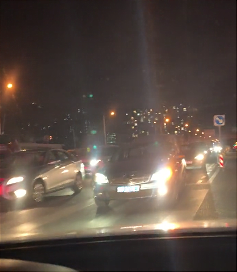 35万奔驰开远光灯，车主是女司机，结果被他人直接用远光灯对射