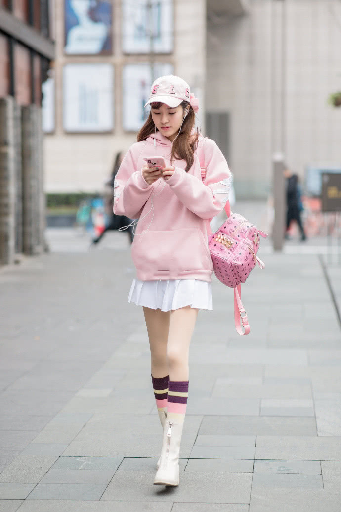 男生女生向前冲:小姐姐穿白色短袖来闯关,被道具挤下水,有点可惜视频