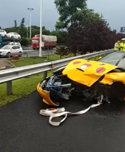 510万法拉利高速撞车,左前轮断轴,490马力,全车“皮卡丘版画”