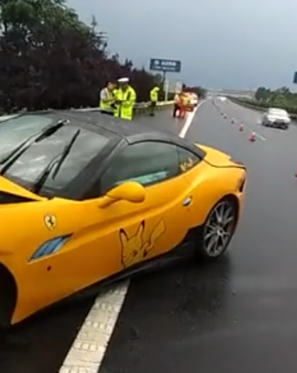 510万法拉利高速撞车,左前轮断轴,490马力,全车“皮卡丘版画”