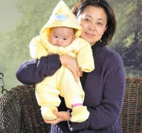 倪萍罕见晒儿子近照曾为救儿子掏空家底如今儿子20岁健康聪明