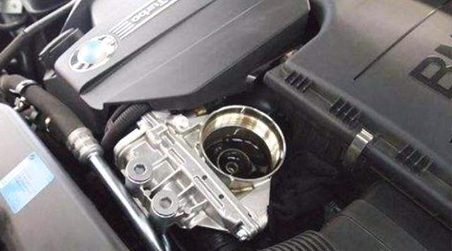 开了十年车才知道，每月洗一次车上这个孔，车子动力贼足还省油