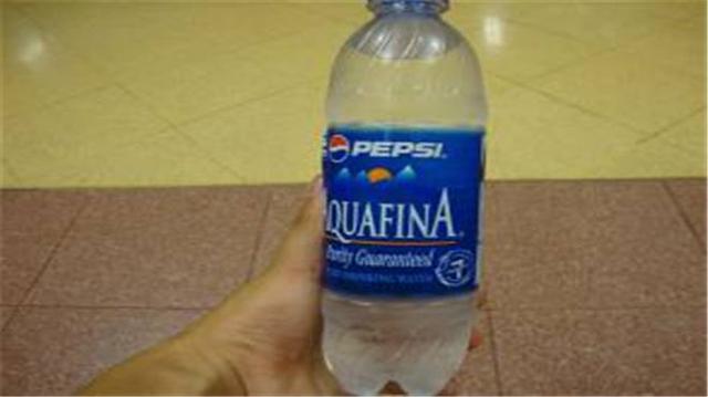 中国女孩到巴基斯坦旅游,在当地买水忘带钱,老