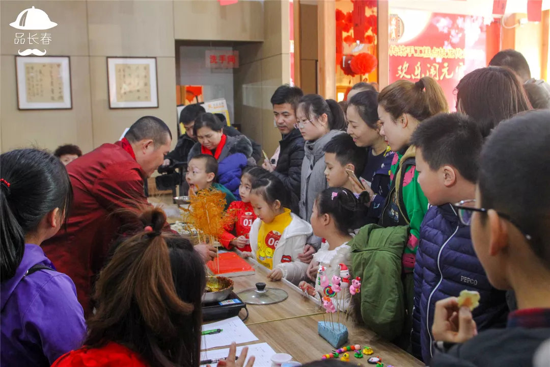 做元宵、猜灯谜、捏泥人、剪纸、吹糖人…… 元宵节来鼎丰真闹起来!