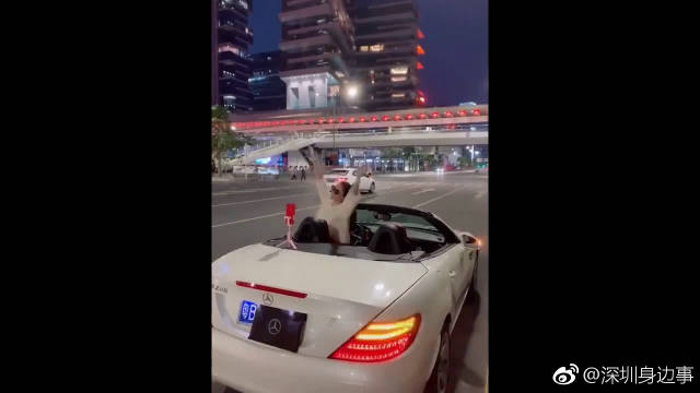 女子开跑车遮牌占道玩直播 @深圳交警 ：玩得开心吗