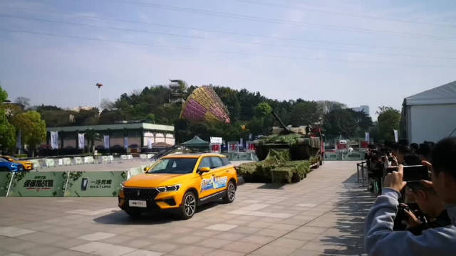 奔腾T77很完美的拉动了载有坦克的卡车