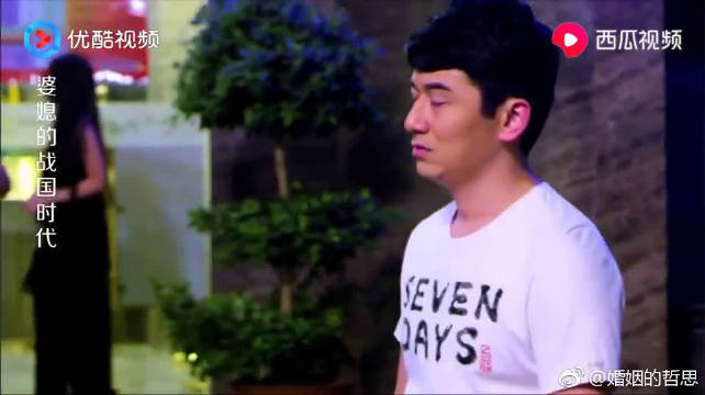 富婆开敞篷跑车，谁知被小混混抢了车钥匙，幸好有帅小伙相救