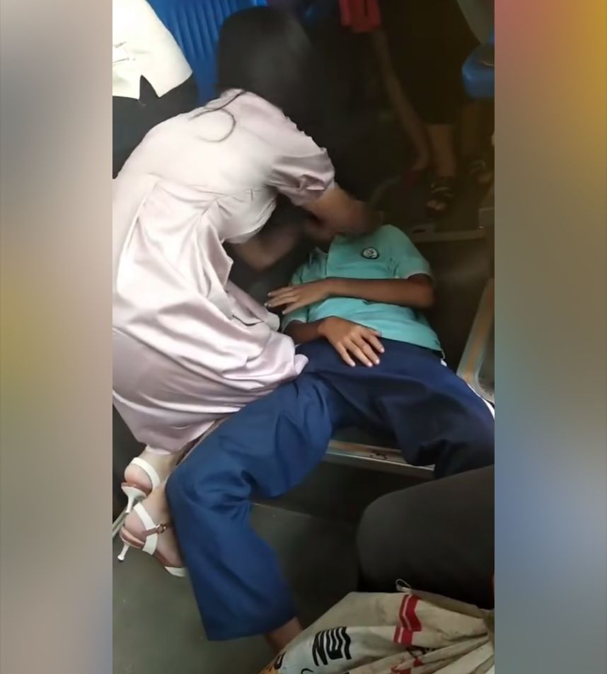 中学生在公交车上晕倒,一个陌生女孩一直在旁边照顾他.