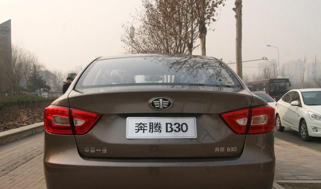 奔腾B30来势汹汹,有良好的操纵性,展示汽车风采!
