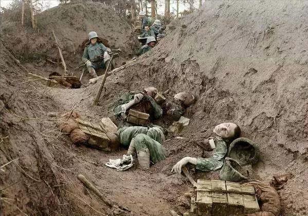 罕见的上色老照片:一战时期,麻木的士兵坐在炸弹上抽烟!