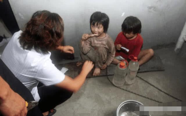 两个6岁女儿被父亲用铁链锁住 被救时反抗哭喊: 爸爸不让动!