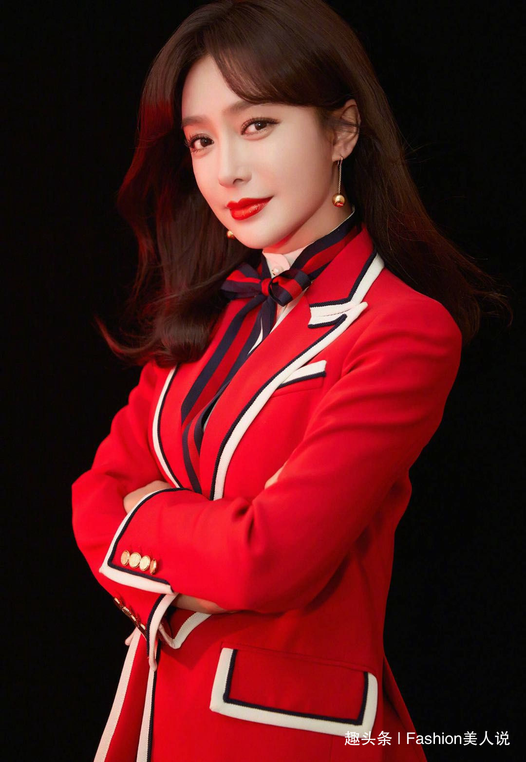 秦岚景甜江疏影三女神春晚同台,都穿中国红服