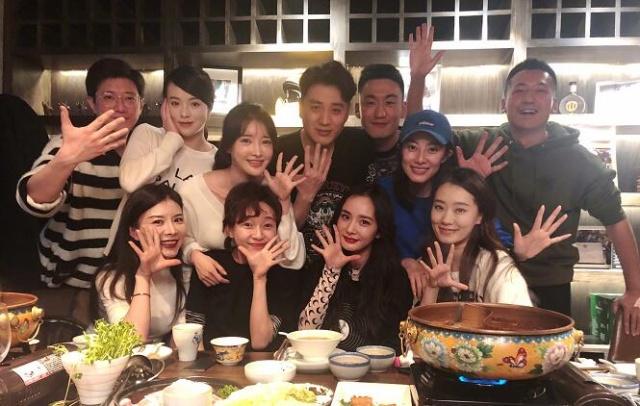 懒理争小糯米抚养权传闻，杨幂甜美亮相北电05级同学聚会