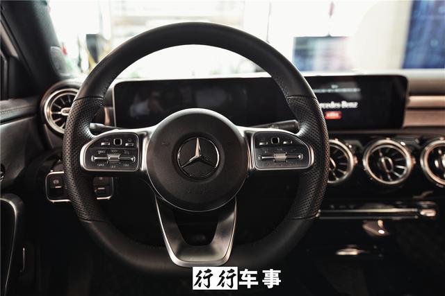 科技爆棚|贵州首台奔驰A200L鹏龙晨曦到店实拍