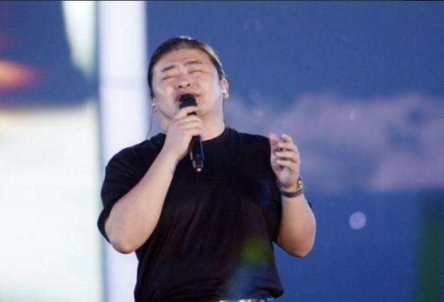 《歌手》首播,刘欢"开口跪"拿第一,他的《夜》却因高级惹热议