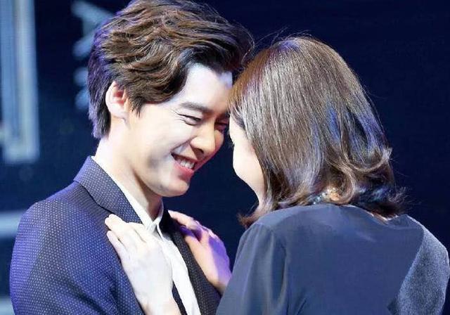 微博之夜李易峰杨幂再次同框,网友:峰峰眼神被