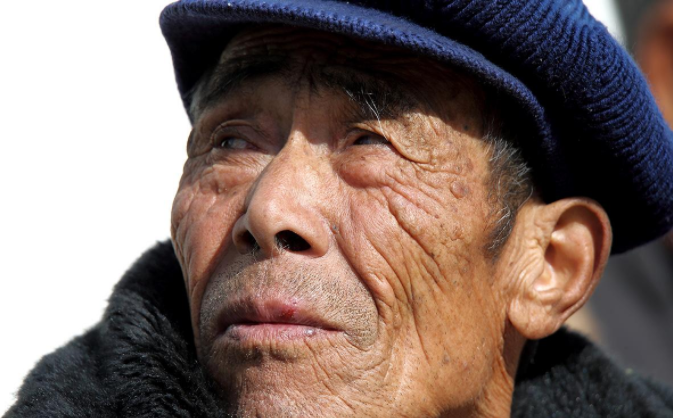 人过50岁后,有些人身上为什么会有"老人味"?3个原因要