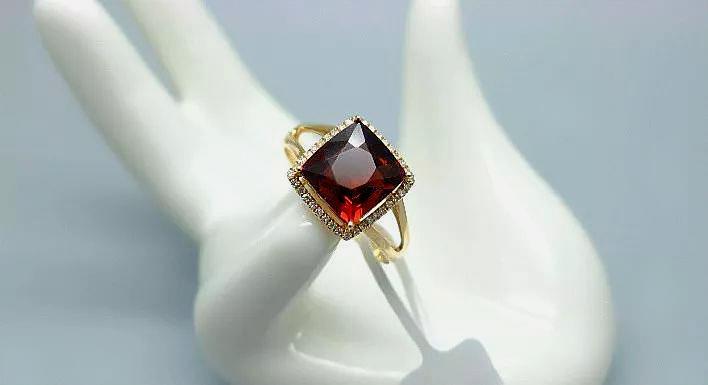 黄金首饰是按克买，还是按一口价买比较了解好，说说家里面的门道