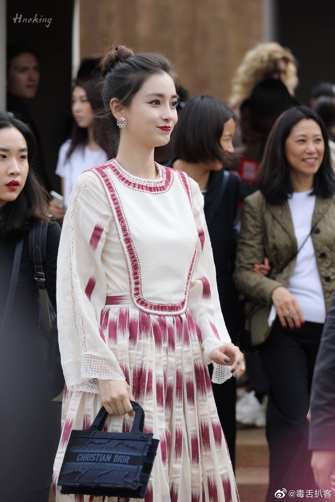 angelababy民族,angelababy angelababy一袭红白摩洛哥民族风刺绣长裙亮相巴黎时装周