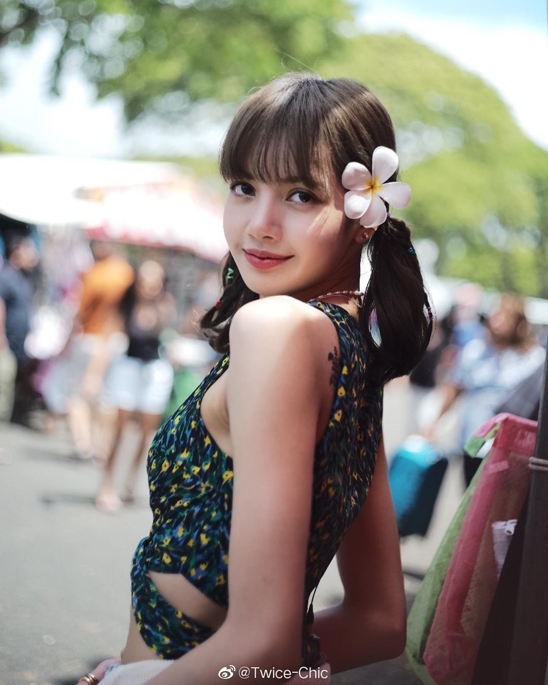 lisa壁纸 夏威夷,朴彩英壁纸 金发 lisa | 夏威夷旅拍记忆,双马尾女孩解锁鸡蛋花的超甜点缀