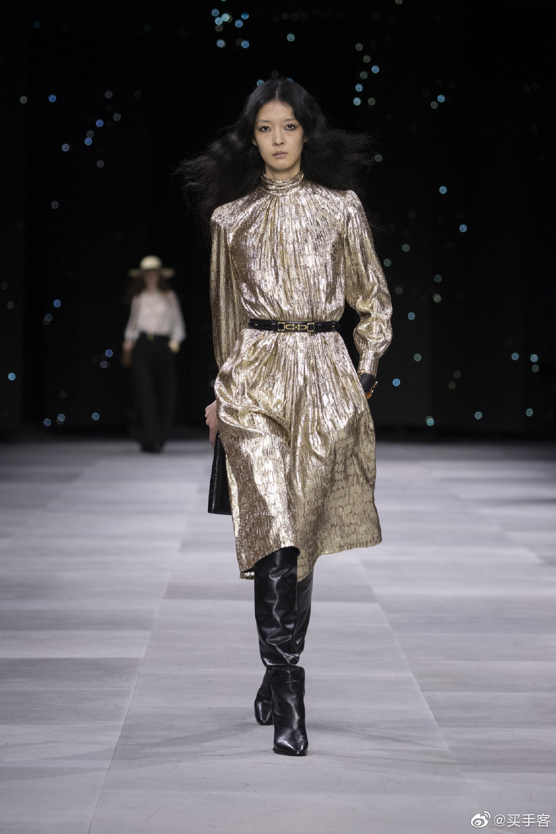celine2022春夏女装,celine2022春夏 celine 2020春夏女装系列在黑红色的led 移动装置艺术