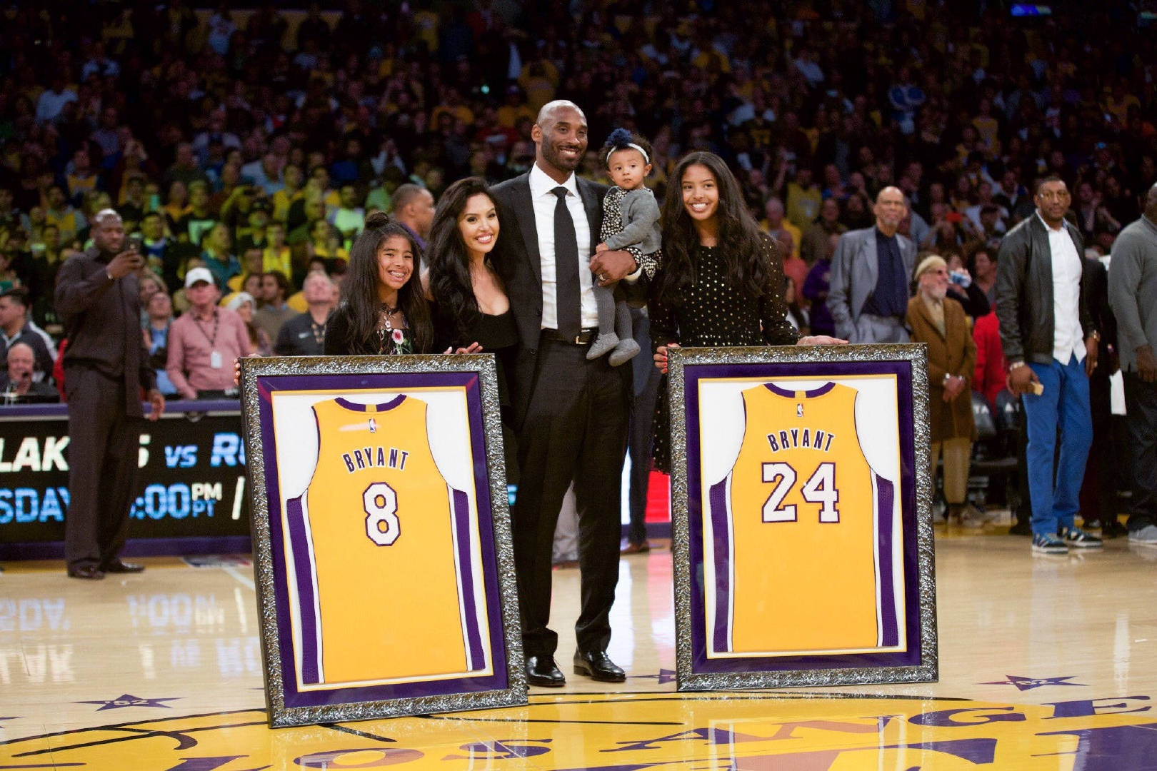 一年前今天,洛杉矶湖人名宿@kobebryant 的8号,24号球衣同时退役