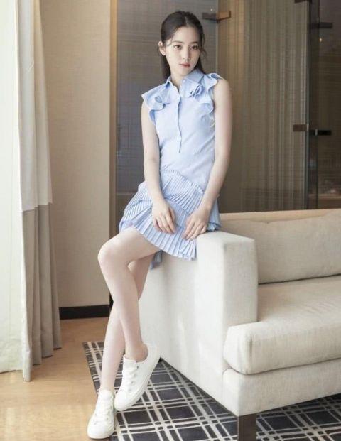 欧阳娜娜穿短裙解锁"少女坐",轻松秀出"豆腐腿"!