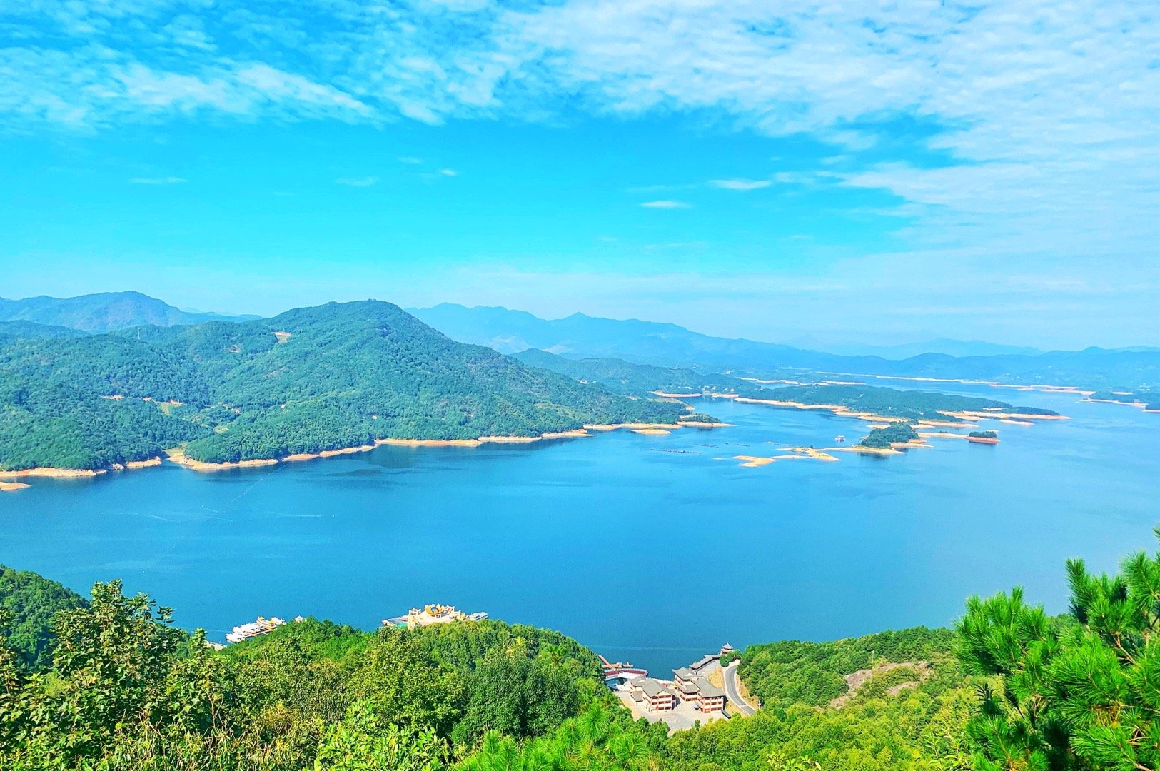 集贤亭，被誉为杭州西湖“最美的亭子”，曾经被大风吹落湖中|集贤亭|亭子|小堤_新浪新闻