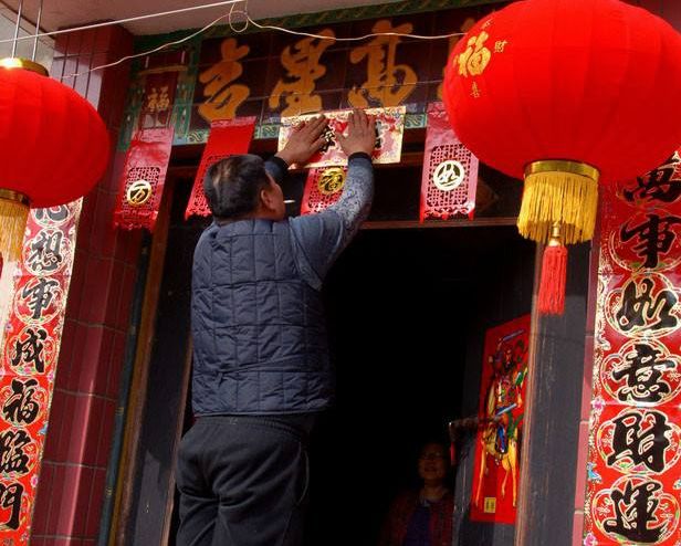 过年贴春联无需用胶带,教你3种粘贴春联的小窍门,美观又牢固|春联|胶带|浆糊_新浪新闻