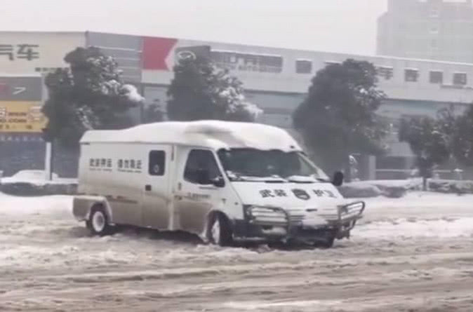下雪路滑车走不动,这车却没人敢帮忙推,毕竟上面写着这几个字