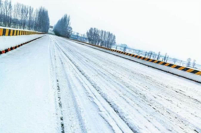 下雪路滑车走不动,这车却没人敢帮忙推,毕竟上面写着这几个字