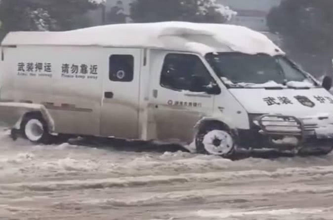 下雪路滑车走不动，这车却没人敢帮忙推，毕竟上面写着这几个字