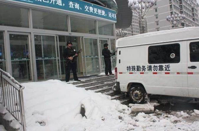 下雪路滑车走不动,这车却没人敢帮忙推,毕竟上面写着这几个字