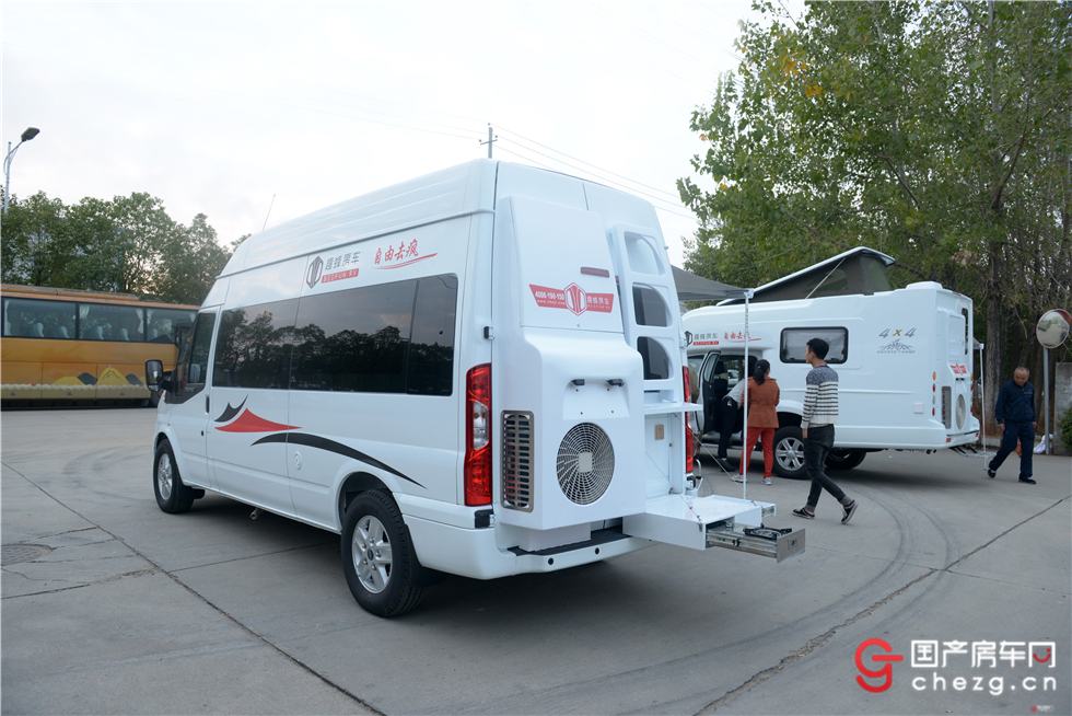 可谓性价比最高的全顺商旅房车|实拍趣蜂福特全顺B型商旅房车
