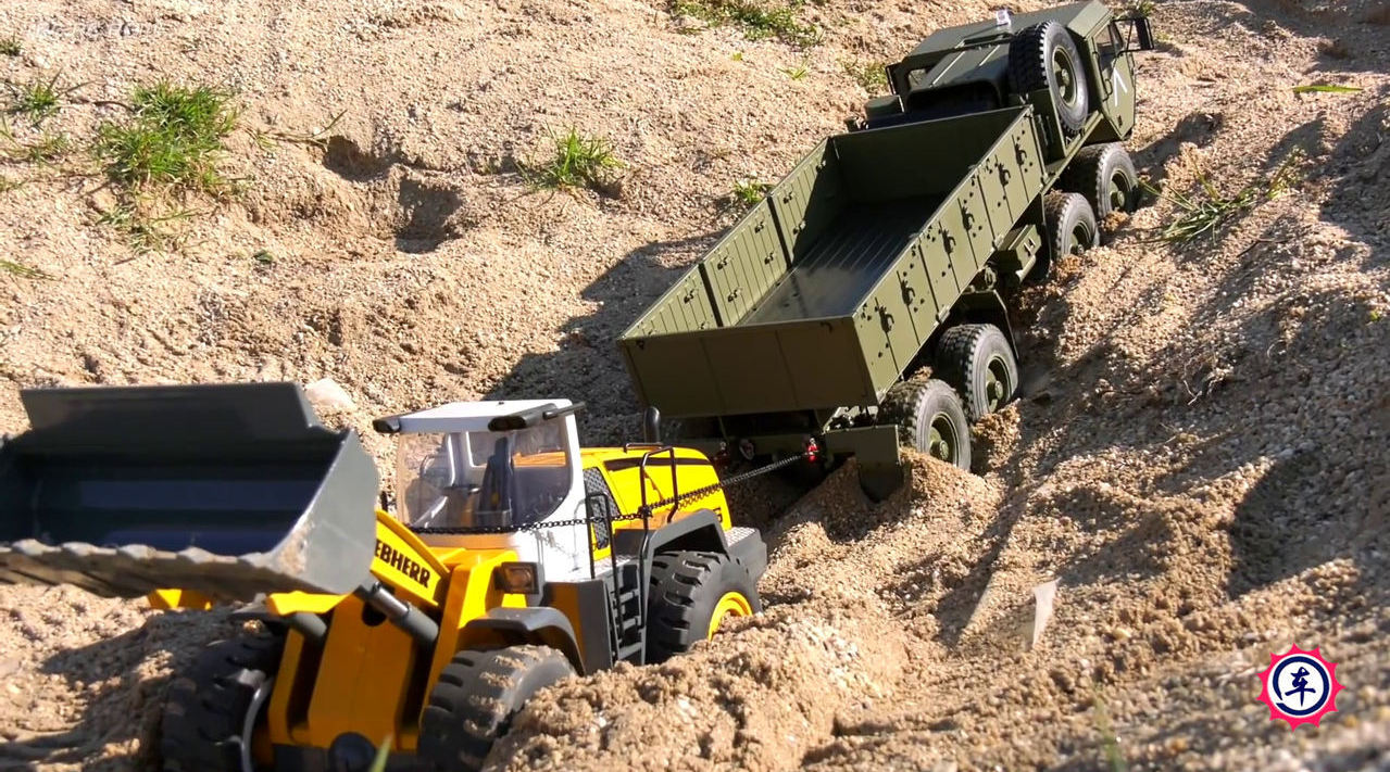 军用大卡车救援小小挖掘机，结果自身难保