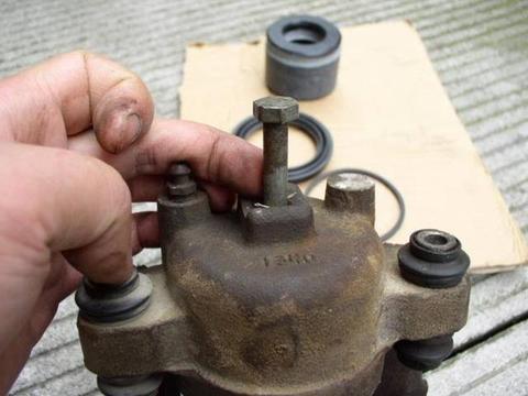 汽车保养不只是换机油，这四个零件不换就白保养了，后悔没早知道