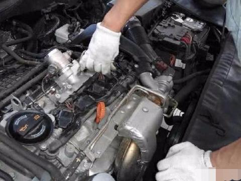 火花塞多久换一次？还有人不知道，修理工：记住这个数