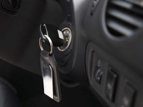 停车后直接就熄火下车？聪明人随手多做一步，能让发动机多用5年