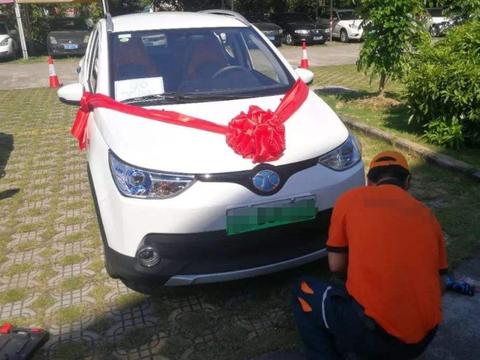 新能源换电池价曝光，一听比亚迪的，网友炸了：真不敢?.