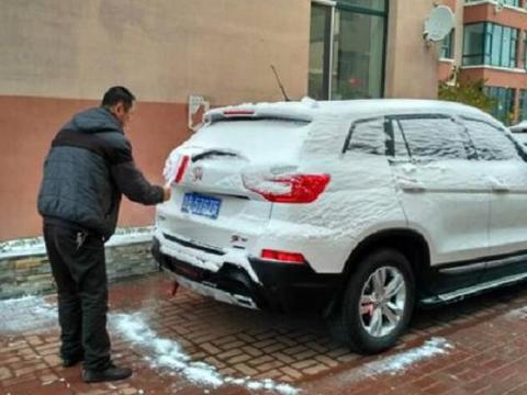 冬季下雪后怎么清理车上的积雪