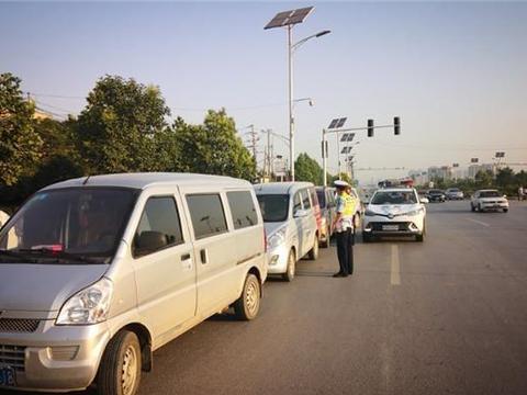 面包车里“暗藏玄机”，交警打开车门惊呆，网友称查的好！